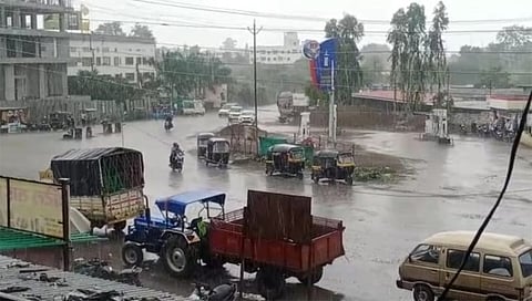 मनमाड : अचानक आलेल्या पावसामुळे बाजारपेठेत नागरिकांची तारांबळ उडाली. (छाया:रईस शेख)