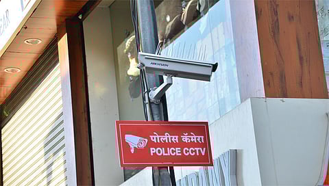 नाशिक : भद्रकाली परिसरात नाशिक मध्यवर्ती मार्केट परिसरात बसविण्यात आलेले सीसीटीव्ही कॅमेरे. (छाया: हेमंत घोरपडे)