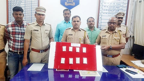 मालेगाव : मोहनपीर गल्लीतील सराफ दुकानातून तीन महिलांनी चोरलेल्या सोन्याच्या फुल्या दाखविताना अपर पोलिस अधीक्षक अनिकेत भारती, सहायक पोलिस निरीक्षक जी. यु. तायडे आदी.