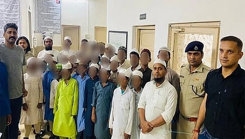 जळगाव : जळगाव व मनमाड रेल्वे स्थानकावरुन सुटका करण्यात आलेली लहान मुले. सोबत लोहमार्ग पोलीस. (छाया: चेतन चौधरी)