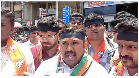 नाशिक : रविवार कारंजा येथे भारतीय जनता पक्ष युवा मोर्चाचे राहुल गांधी यांना जोडे मारो आंदोलनप्रसंगी उपस्थित भाजपाचे कार्यकर्ते. (छाया: हेमंत घोरपडे)