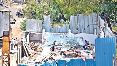 मोकळ्या केलेल्या भूखंडावर पुन्हा एकदा पत्र्याचे शेड उभारले जात आहे. (छाया : हेमंत घोरपडे)