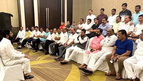 महाराष्ट्रातील बंडखोरांना धास्ती ‘कर्नाटक पॅटर्न’ची !