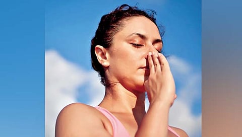 श्वास कसा घेता यावर ठरत तुमचं आराेग्य, जाणून घ्या श्वास घेण्याची योग्य पद्धत