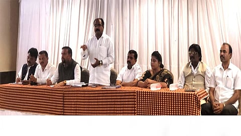 सिडको : मेळाव्यास मार्गदर्शन करताना प्रदेश उपाध्यक्ष नागोराव पांचाळ समवेत अविनाश शिंदे सोमनाथ साळुंखे, डॉक्टर नितीन सोनवणे निरीक्षक उर्मिला गायकवाड,संजय साबळे, संजय दोंदे, बजरंग शिंदे आदी. (छाया: राजेंद्र शेळके)