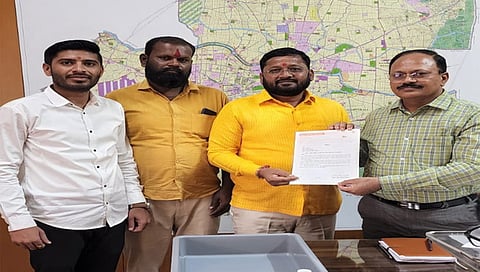 सिडको : मनपा शहर अधीक्षक अभियंता चव्हाणके, कार्यकारी अभियंता रवींद्र धारणकर यांना निवेदन देताना माजी नगरसेवक सुदाम डेमसे यांच्यासह तकदीर कडवे, विशाल आहेर, नितिन बच्छाव, मोहित पन्हाळे आदी.