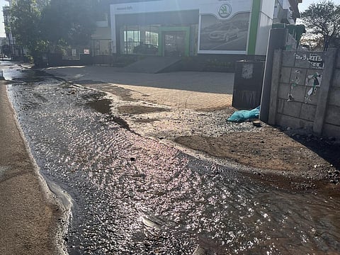 सिडको : प्रभाग क्रमांक ३० मधील वैभव कॉलनीजवळील चड्डा पार्क परिसरात मुख्य जलवाहिनी फुटल्याने वाया जात असलेले लाखो लिटर पाणी.