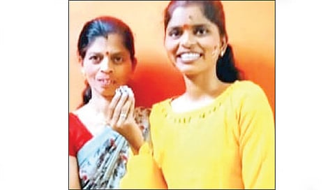 सिन्नर : प्रतिमा यादव आणि तिची आई.