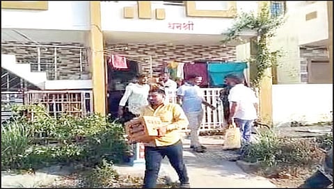 सिन्नर : अवैध मद्यसाठा जप्त करताना पोलिस.