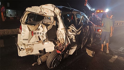 सिन्नर : आयशर ट्रक व ईरटीका वाहन भीषण अपघातामध्ये चकनाचूर झालेली चारचाकी (छाया : संदीप भोर)