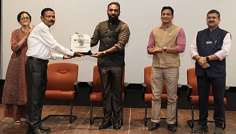 देवळाली कॅम्प : अपर प्रधान मुख्य वनसंरक्षक डॉ. व्ही. क्लेमेंट बेन यांच्या हस्ते लेपर्ड वॉरियर पुरस्कार स्विकारताना नाशिकचे वनपरिक्षेत्र अधिकारी सुनील वाडेकर. (छाया: संजय निकम)