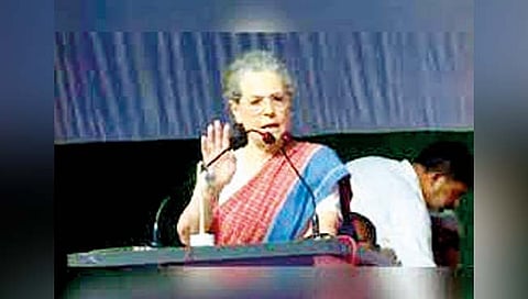 भाजपने लोकशाही गुंडाळली : सोनिया गांधी