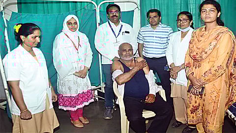 नाशिक : हज यात्रेकरूंचे लसीकरण करताना महापालिकेचे वैद्यकीय पथक.