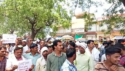 वाशिम: हळदीचे भाव पडल्याने शेतकऱ्यांचे रास्ता रोको आंदोलन