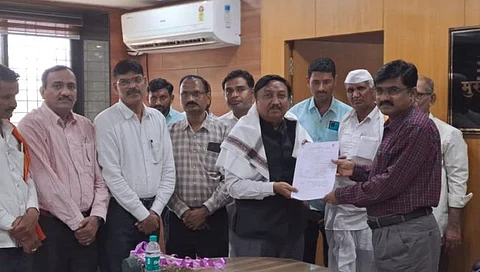 माजी विद्यार्थ्याने १८ हजार चौ. फुट जागा केली शाळेला दान