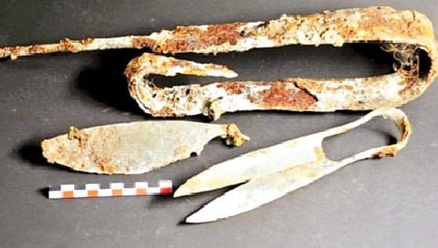 2300 वर्षांपूर्वीच्या कात्री, वाकवलेल्या तलवारीचा शोध