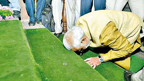 पंतप्रधान नरेंद्र मोदी : द्रष्टे वैश्विक नेतृत्व