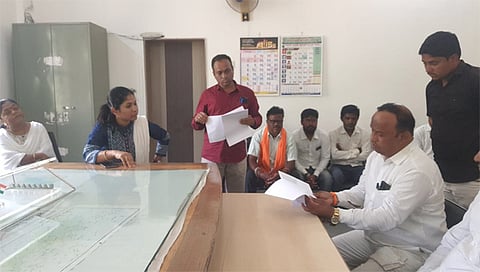 येवला : तहसील कार्यालयात महसूल सहायकाकडे लाभार्थी शेतकऱ्यांची यादीबाबत सुरु असलेली चर्चाबाबत उपस्थित शिवसेना नेते संभाजी पवार आदी. (छाया : अविनाश पाटील)