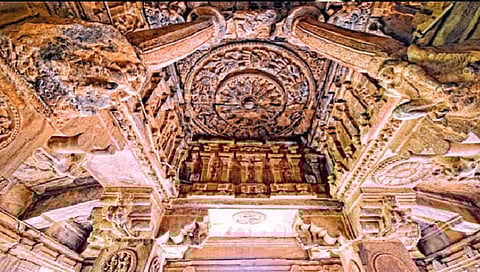 ‘शिल्पांच्या देशा’ची परदेशी पर्यटकांना भुरळ!