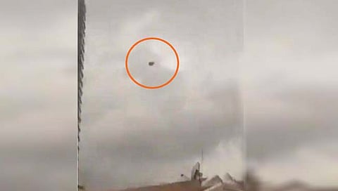 वार्याने आकाशात उडाला सोफा!