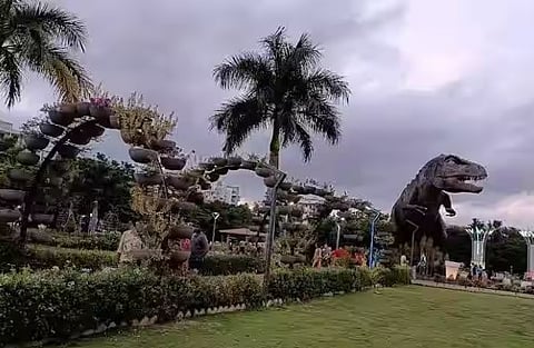 पुणे: गर्दीमुळे उद्यानाबाहेरील विक्रेत्यांची चांदी, सलग सुट्यांमुळे डायनासोर गार्डन पाहण्यासाठी नागरिकांच्या रांगा