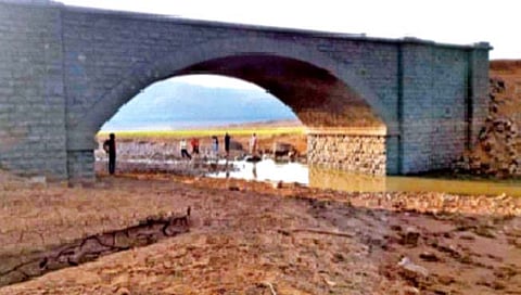 पाण्यातील ब्रिटिशकालीन रस्ते, दगडी पुलाचा दर्जा अधोरेखित