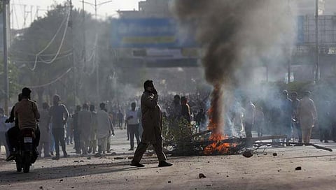 Imran Khan Arrest : इम्रान खान यांच्या अटकेनंतर पाकिस्तान पेटला; आगडोंब आणि हिंसाचार