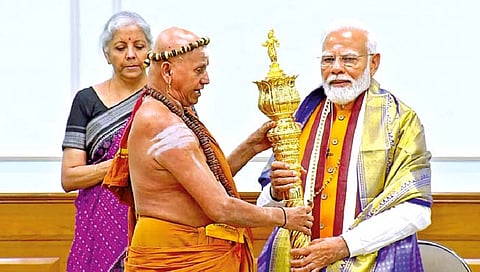 नवी दिल्ली : नवीन संसद भवनाच्या उद्घाटनासाठी तामिळनाडूतून दाखल झालेले मदुराई अधीनम मठाचे श्री हरिहर देसिका स्वामीगल यांनी पंतप्रधान मोदी यांना ऐतिहासिक सेंगोल (राजदंड) शनिवारी सुपूर्द केला. याप्रसंगी केंद्रीय अर्थमंत्री निर्मला सीतारामन उपस्थित होत्या.