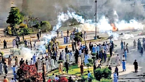 Imran Khan Arrest : इम्रान खान समर्थक आक्रमक; लष्करासह ‘आयएसआय’ मुख्यालयावर हल्ला, नागरिकांवर गोळीबार