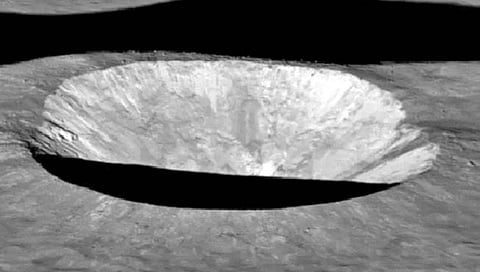 Moon : चंद्राच्या पोटात काय आहे?