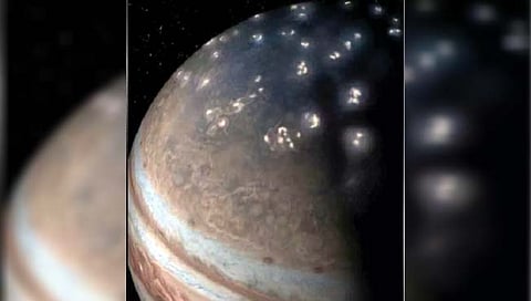 पृथ्वीप्रमाणे गुरूच्या आसमंतातही चमकते वीज