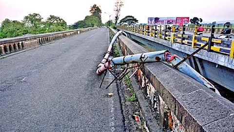 कोल्हापूर : शिवाजी पुलाला अवकळा…