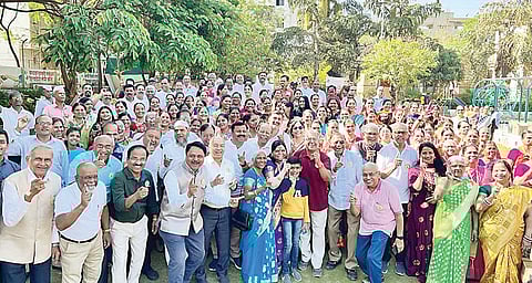 पुणे : सोसायट्यांमध्येही आता स्थापन होताहेत हास्यक्लब