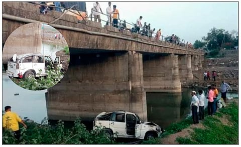 पारगाव शिंगवे येथील घोडनदीपात्रात पुलावरून कोसळलेली स्कॉर्पिओ जीप.