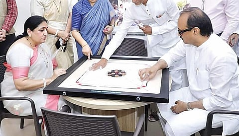 अजित पवार यांनी लुटला पत्नीसह कॅरम खेळण्याचा आनंद