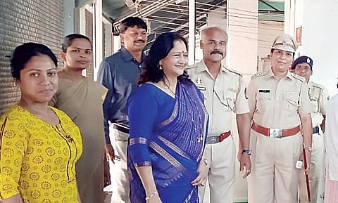 पुणे : आयुष्य ताठ मानेने आणि सन्मानाने जगा; अभिनेत्री कुबल यांचे महिला कैद्यांना आवाहन