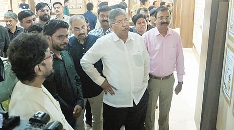 पुणे : व्यंग्यचित्र कलेचा अभ्यासक्रम सुरू करा : पालकमंत्री चंद्रकांत पाटील