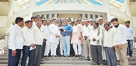 श्रीरामपूर : अतिवृष्टीच्या भरपाईसाठी काँग्रेसचा ठिय्या