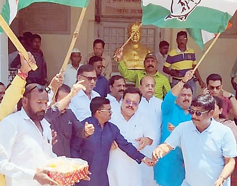 पुणे : हनुमानाची आरती करून आनंदोत्सव; काँग्रेस कार्यकर्त्यांनी एकमेकांना भरविले लाडू