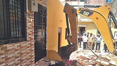 नाशिक : सातपूरमधील दोन अनधिकृत बंगले तोडले