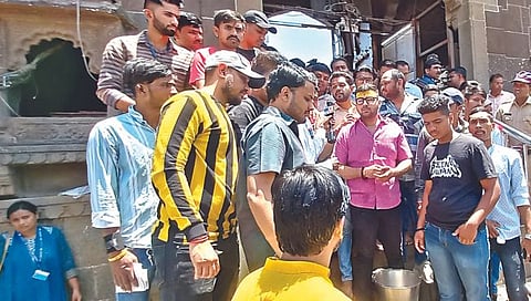 त्र्यंबकेश्वर मंदिर प्रवेश प्रकरण : हिंदू संघटनांकडून मंदिर प्रवेशद्वाराचे शुद्धीकरण