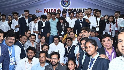 नाशिक : स्वयंसेवकांबरोबर फोटो काढून राज ठाकरेंचे माणुसकीचे दर्शन