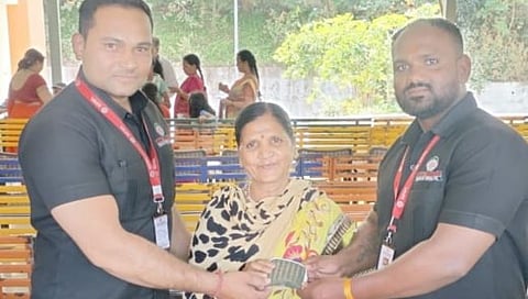 नाशिक : कर्तव्यदक्ष सुरक्षारक्षकांमुळे महिलेला मिळाले हरवलेले पाकीट