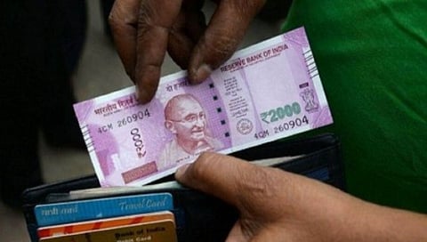 नाशिक : पन्नास रुपयांच्या पेट्रोलसाठी गुलाबी नोट, पेट्रोलपंप चालकांची अडचण