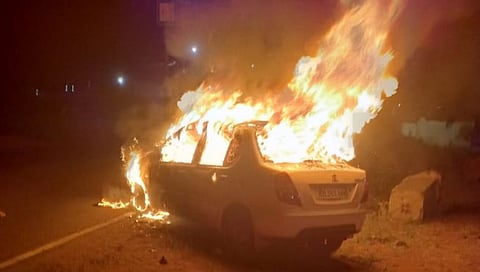 कारने घेतला पेट,www.pudhari.news