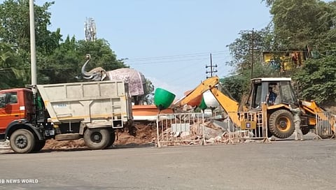 नंदुरबार : पालिकेने केलेल्या सुशोभीकरणावर मुख्याधिकाऱ्यांनीच चालवला जेसीबी