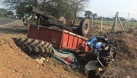 नाशिक : एसटी बस, ट्रॅक्टर व पिकअपच्या तिहेरी अपघातात दोन ठार ; तिघे गंभीर