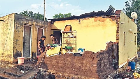 Nashik : बागलाणला मान्सूनपूर्व वादळी पावसाचा तडाखा ; गायीचा मृत्यू, घरांसह कांदाचाळीचे पत्रे उडाले