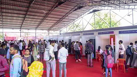 नाशिक : रोजगारासाठी “ट्रान्स्पोर्टचा एक्स्पो’ ठरला रेड कार्पेट, १२१ युवकांना ऑफर लेटर