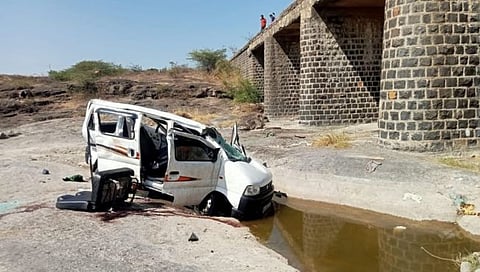 Nashik : नांदगाव- मालेगाव रोडवर कार पुलावरुन खाली कोसळली, तिघांचा जागीच मृत्यू